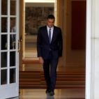 El presidente del Gobierno en funciones, Pedro Sánchez, momentos antes de recibir al líder del PP, Pablo Casado, en el Palacio de La Moncloa