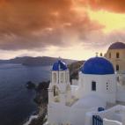 Las cientos de islas del Mar Egeo dispuestas en círculo y poco distantes entre sí son sin duda uno de los mejores lugares del mundo para navegar, especialmente a vela. Viento asegurado, visitas a las islas, calas tranquilas y mitología grieg...
