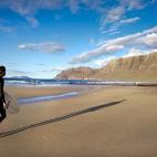 Esta playa, una de las más bellas de la isla y de las más largas, comienza en la Caleta de Famara con una arena muy fina y limpia, de color tostado, y nunca está masificada. Suele haber olas y viento, por lo que es ideal para el aprendizaje y...
