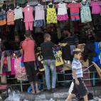 Niños trabajan en un puesto en el mercado