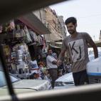 Varios hombres caminan por el mercado