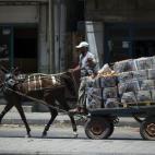 Un hombre transporta mercancía