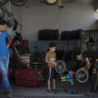Dos niños reparan una bicicleta rota