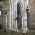 Un hombre, en una mezquita