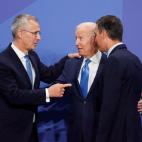 Jens Stoltenberg, Joe Biden y Pedro Sánchez.