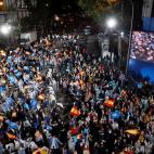 El 'fiest&oacute;n' en la sede del PP. '&iquest;Coronaqu&eacute;?', eso es lo que parece que piensan los cientos de simpatizantes que se han ido hasta G&eacute;nova para celebrar la victoria de Ayuso.