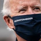 Le persigue la denuncia de ocho mujeres por tocamientos inapropiados, sumado a la queja de ni&ntilde;as, inc&oacute;modas por la manera en que las abord&oacute; al hacerse fotos con &eacute;l o saludarlo. En mitad del movimiento MeToo, Biden dij...