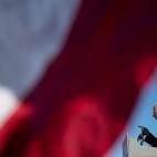Ideol&oacute;gicamente, es moderado y explota esa imagen de conciliador con la oposici&oacute;n, seguro por su carrera dilatada, de trato afable, con ra&iacute;ces obreras. Y sucesor de Obama y su legado, nada menos. Uno de planes estrella tiene...