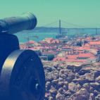 El antiguo Castelo de São Jorge de Lisboa se ubica en la colina más elevada de la ciudad y ofrece vistas de la capital portuguesa y la desembocadura del Tajo, incluyendo los famosos puentes lisboetas del 25 de Abril y de Vasco da Gama.