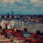 Aunque se trata de un edificio privado, en la planta más alta de este pequeño rascacielos podemos hallar un restaurante abierto al público y una terraza panorámica con vistas de Bucarest.