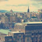 Una colina emblemática en Edimburgo y Escocia en general, por su valor histórico y simbólico. En su cima se encuentran monumentos como el National Monument o el Nelson Monument, además de varios miradores con excelentes vistas del Old y New ...