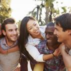 Algunas teorías señalan que el azúcar altera a los niños, cuando es todo lo contrario. Puede ayudar a regular el carácter, ya que sus efectos metabólicos lo suavizan. No hay estudios que demuestren efectos negativos del azúcar en el cará...