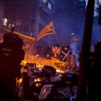 Manifestantes violentos y antidisturbios, frente a frente.