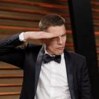 El actor Ethan Hawke gesticula en la alfombra roja de la fiesta de Vanity Fair.