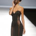 Tras un año fuera de la pasarela por dar a luz a su hija, vuelve haciendo lo que mejor sabe: sus clásicos corsés. Los ha mostrado tanto sueltos como en vestidos completamente encorsetados y en caretas que cubrían a las modelos.