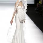 Pero no podemos dejar pasar la novia que ha cerrado su desfile: los corsés que ha dejado ver en sus prendas y en las máscaras que cubrían las caras de las modelos se han convertido ahora en una barriga de embarazada. Hansen ha estado una temp...