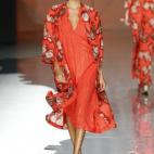 Sus siempre cuidadísimos estampados no fallan esta vez, inspirándose en collages de los propios creadores de la firma, los hermano Iñaki y Aitor Muñoz. Dan ganas de ponerse sus vestidos frescos y fluidos, sus abrigos/batines sueltos...