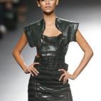 El creador vasco presentó su primera colección en Nueva York hace apenas unos días, y ahora muestra la femenina en Madrid. Nada de tela: pura piel con unos patrones muy marcados. Si te atreves con el cocodrilo o la piel de pitón, es para ti.