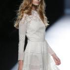 Un trabajo cuidado hasta el límite y una colección que ha gustado mucho en la pasarela, levantando aplausos. Sus cuidados bordados y sus trajes de dos piezas triunfarán el verano que viene.