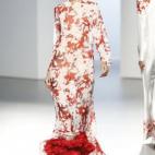 La diseñadora sevillana (que en abril tuvo que declarar como imputada por el caso Invercaria y unas ayudas supuestamente irregulares) trata de reinventar por enésima vez el volante y todas sus posibilidades en su colección para el próximo ve...