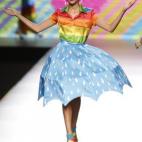 "No tengas miedo a combinar verde sobre naranja. En el mundo al revés, las nubes son almohadas", sonaba la banda sonora del desfile, que también estuvo compuesta de temazos como el Bailando de Paradisio de los noventa o el eterno clásico Mi g...