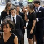 Ana Patricia Botín (i), acompañada por miembros de su familia