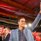 Pedro Sánchez saluda al público