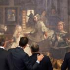 Varios de los jefes de Estado observan el cuadro "Las Meninas".