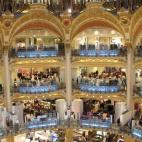 La Galería Lafayette Haussmann es la mayor superficie comercial del mundo, aunque su mayor protagonista es la decoración y la gran cúpula neobizantina de 33 metros. Ver más fotos de Galerías Lafayette.