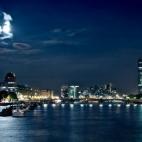 La ciudad de Londres se levantó a orillas del Támesis y es el río que abastece de agua a la gran ciudad. Recorrerlo en barco es una opción a tener en cuenta. Ver más fotos del Támesis.