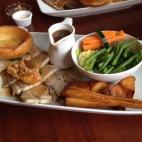 El Sunday roast es un plato londinense que se come los domingos. Normalmente está compuesto de patatas asadas y carnes, aunque puede variar la receta. Ver más restaurantes de Londres.