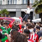 La afición colchonera se congregó, como es habitual, ante la plaza de Neptuno