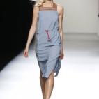 El diseñador (uno de los más jóvenes de la pasarela, pero que ya presentó su primera y alabada colección en 2010) ha mostrado colección basada en el gris y con puntos muy deportivos, pero sin perder un toque sexy.