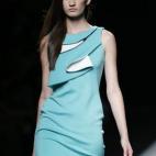 Sus cortes y estructuras muy elaboradas siempre mandan en sus diseños. Esta vez se ha despegado un poco del negro, su color fetiche, para tocar el blanco o el azul. No era para menos, teniendo en cuenta que ha basado su colección en el movimie...