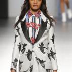 Femineidad vista de otra manera: mujeres fuertes pero dulces a la vez. Vidal presenta estampados de fresas basados en el Strawberry Fields de los Beatles y en concreto en una chaqueta de McCartney. Trajes cortos y muchas, muchas fresas, fresitas...