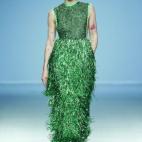 El diseñador ha cerrado la jornada con una propuesta corta basada en los lunares y los triángulos. La salida inicial la ha hecho Bimba Bosé, muy aplaudida por los asistentes en este primer desfile tras su mastectomía, que también ha cerrado...