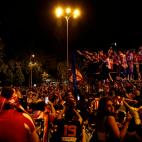 La afición del Atlético de Madrid celebra el título de Liga en la madrileña plaza de Neptuno, tras el último partido de LaLiga Santander que Real Valladolid y Atlético de Madrid jugaron en el estadio José Zorrilla