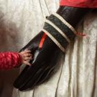 Un niño toca un gigante durante las fiestas de San Fermín en Pamplona. Los gigantes son ocho personajes que miden unos cuatro metros y representan cuatro partes del mundo: Europa, África, Asia y América.
