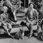 La reina Isabel y la princesa Ana despu&eacute;s de montar a caballo.