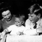 La reina Isabel juega con Eduardo y Andr&eacute;s en el Castillo de Windsor, en junio de 1965.