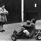 Carlos juega con Eduardo en 1969, mientras la reina Isabel los mira.