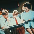 La reina, con los pr&iacute;ncipes Andr&eacute;s y Eduardo, en diciembre de 1971.