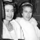 La reina y la princesa Ana se dirigen a Westminster en 1973.
