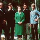 La reina y el pr&iacute;ncipe Felipe con sus tres hijos en Balmoral, 1975.