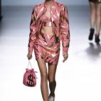 Escoté apuesta por una colección deportiva, llena de color, de oro y de brillos, muy urbana y reconocible. Chupas de cuero y bómbers, minifaldas., bodys y vestidos hiperajustados. De entre todas las piezas, esta en rosa es la favorita de la d...