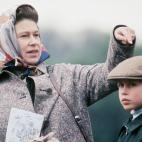 El pr&iacute;ncipe Eduardo con su madre, 1976.