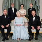 La reina Isabel y el pr&iacute;ncipe Felipe con sus hijos en Clarence, en noviembre de 2007.