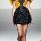 Al trabajo de las formas se une el de los materiales. Valiente trabaja espumas como si fueran neoprenos y los une al algodón, mientras que de noche se pasa a la seda, los drapeados y las caídas ligeras.