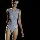 Para su colección Basmar, Bassons toma fundamentos del ballet clásico. Líneas fluidas, colores suaves (acompañados de mucho negro), plumas y hasta un violinista y una bailarina se han podido ver en el escenario.