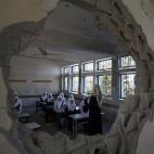 Estudiantes palestinas dan clase en una escuela del barrio de Shejaiya en Gaza.